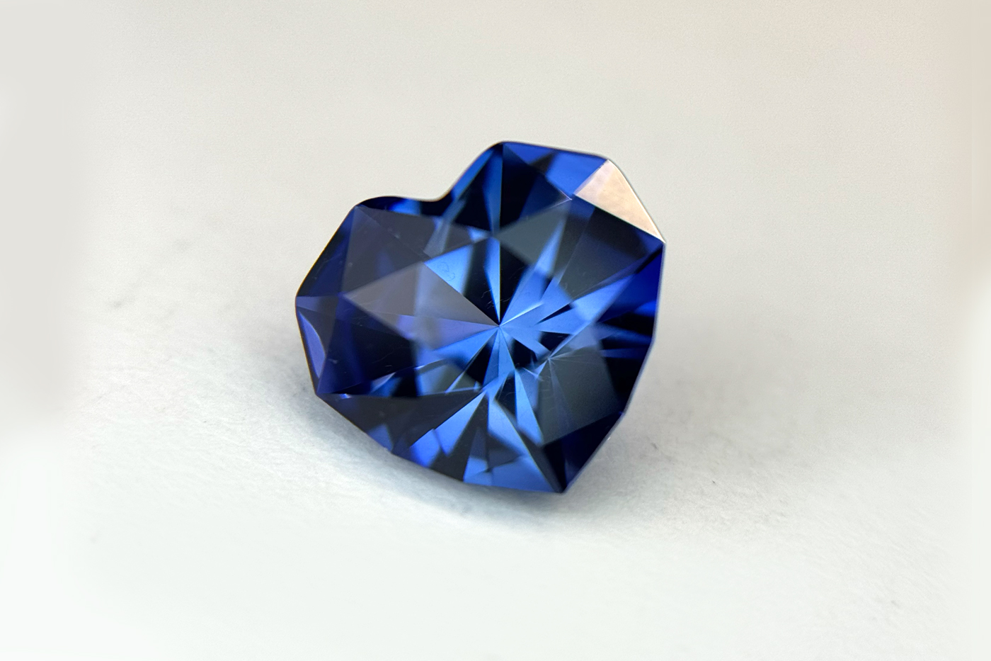 The Heart – intensiv blauer Saphir aus Asche