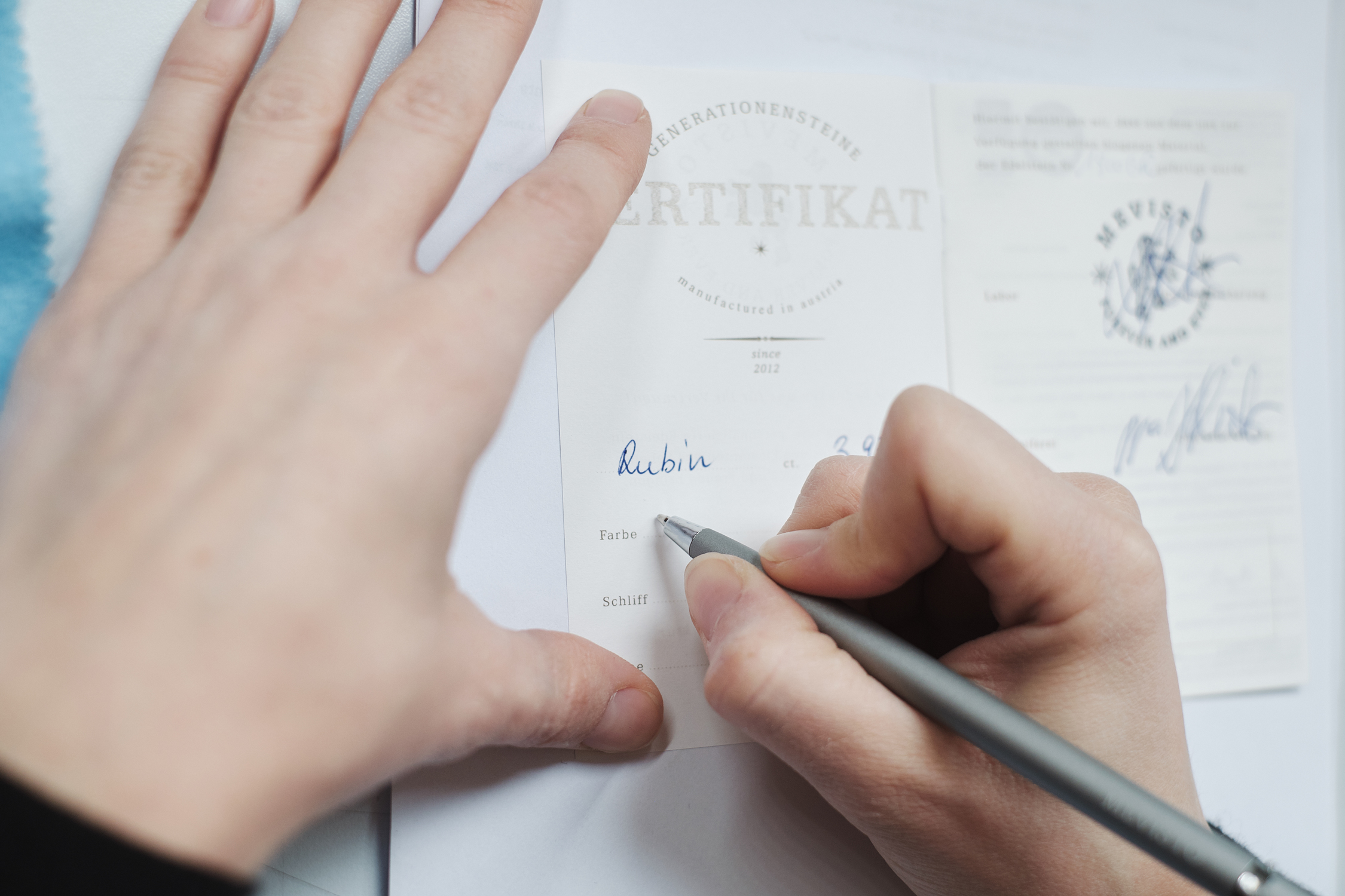MEVISTO-Zertifikat mit Gewicht, Farbe, Schliff und ID-Nummer des Edelsteins