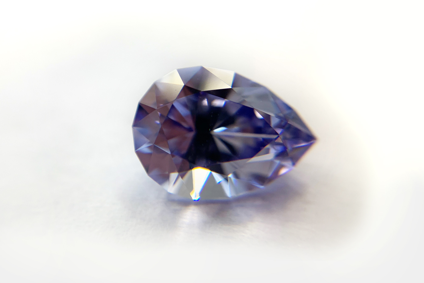 The Tear – mittelblauer Saphir aus Asche