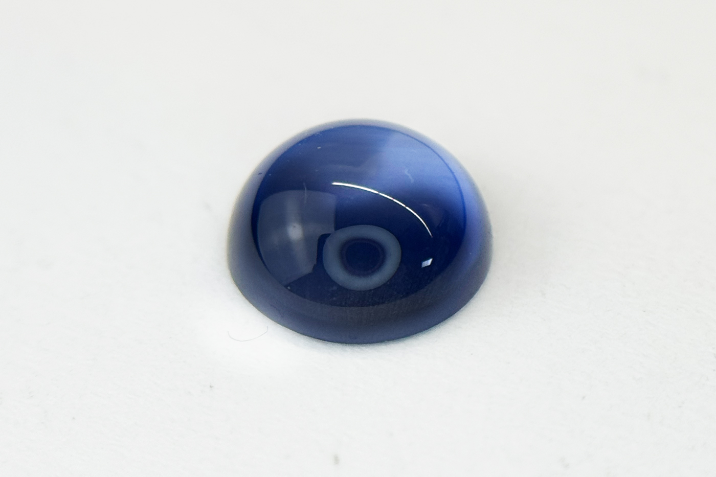 Pure Round – dunkelblauer Saphir aus Asche im Cabochon-Schliff