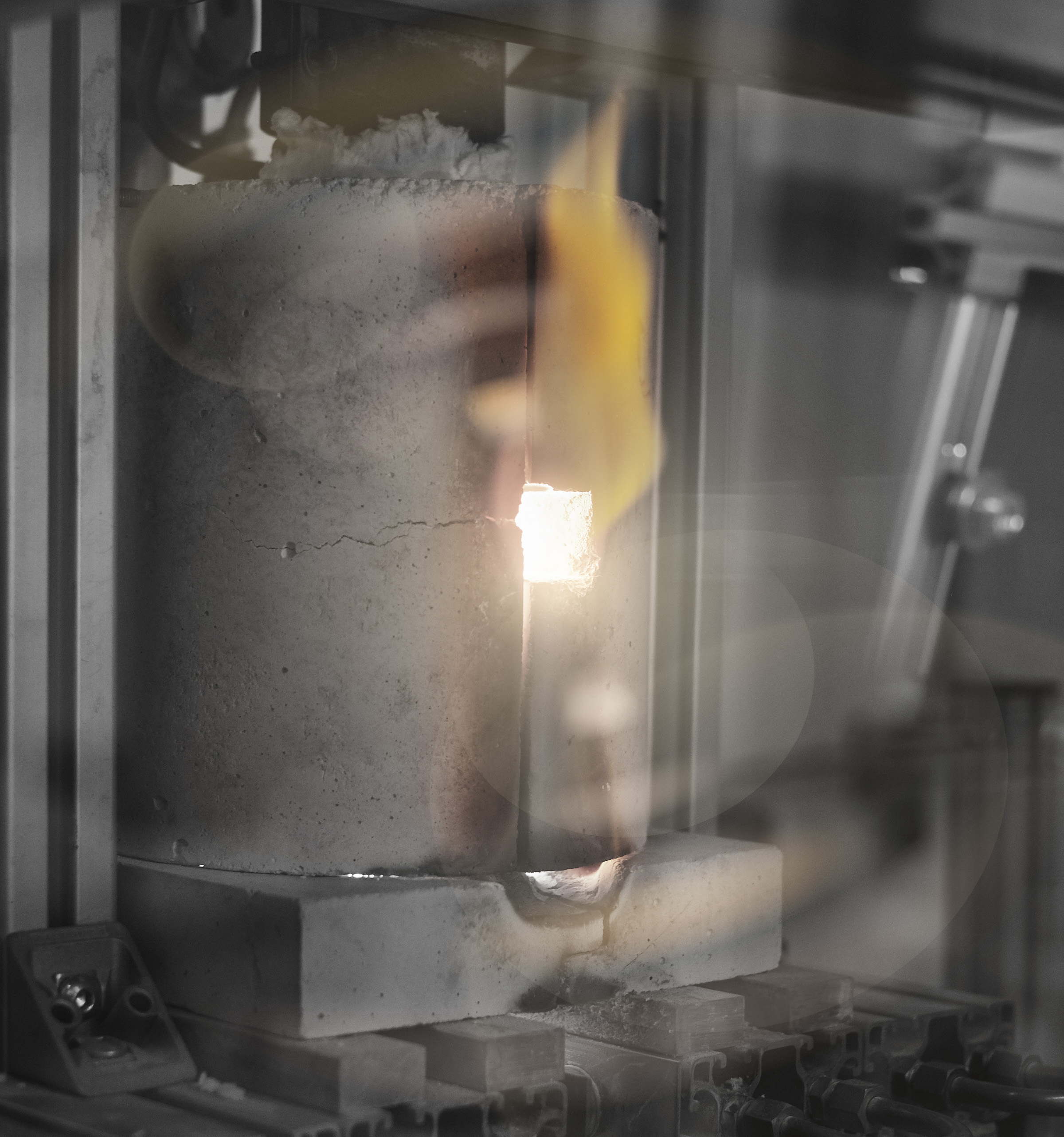 Schmelzofen – Rohkristall für Saphir/Rubin wächst bei über 2.300 °C