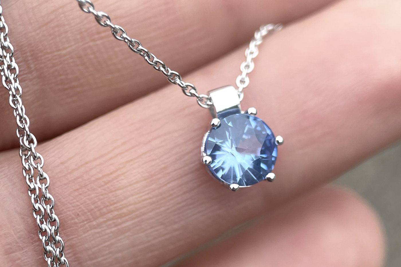 Personalisierter Edelstein in Blau, Weißgold-Fassung, aus Asche von MEVI