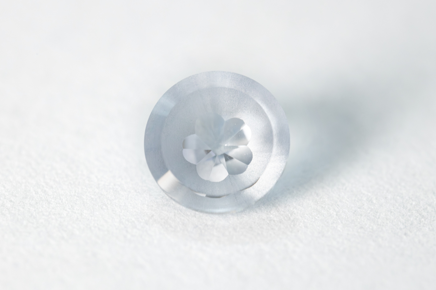 Forget me not – naturfarbener (weißer) Saphir aus Asche